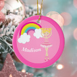 Söt Rosa Ballerina Blonde Girl Monogram Kids Julgransprydnad Keramik<br><div class="desc">Denna vackra rosa balett julprydnad har en leende blond ballerina-flicka som är klädd i rosa framför en söt regnbåge. Anpassa med ditt barns namn.</div>