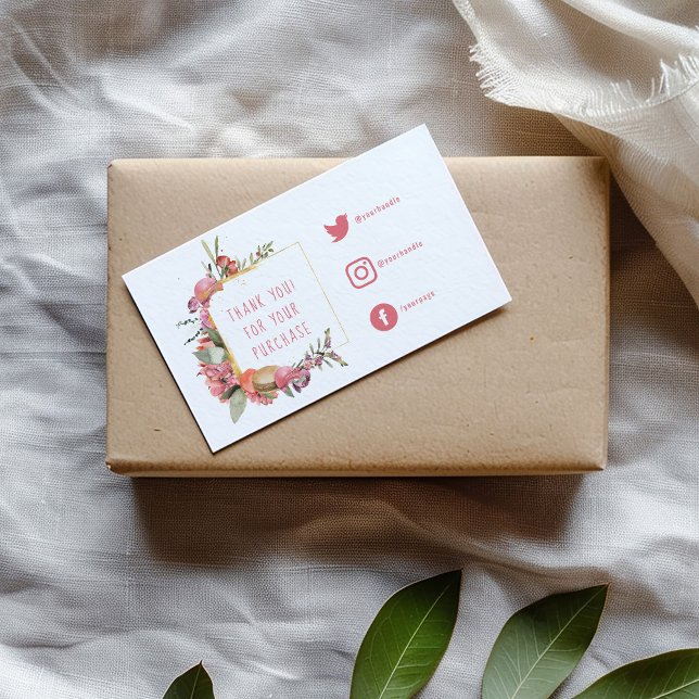 Söt rosa blommor Social Links Infoga kort. Tilläggskort (Floral thank you insert with social media icons, resting on a kraft-wrapped gift and neutral fabric)