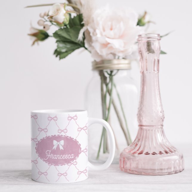 Söt Rosa Bow GrandMillennium Stil Kaffemugg (Pretty pink bow mug with name on front and back with crest name plate and white bow)
