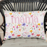 Söt Rosa Colorful Wildblomma Mönster Mamma Prydnadskudde<br><div class="desc">Mamma kuddar i mjuk rosa med färglös vildblomma mönster och djärv modern text. Utformningen har blommor av söt vild med "mamma" i ornattypografi. Bläddra i min Mors dag Wildblomsamling om du vill ha fler blomsterkort och presenter.</div>