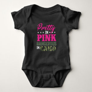 Söt Rosa Dangerous Camo Hunting Fishing Girl T Shirt