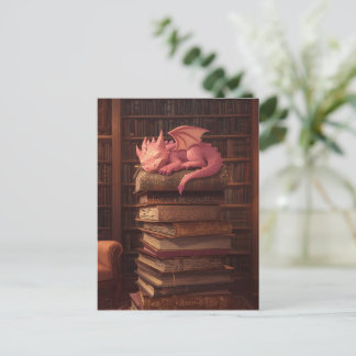 Söt rosa drake som sover på böcker vykort