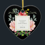 Söt Rosa Flowers Babys Första jul på Black Julgransprydnad Keramik<br><div class="desc">Denna vackra prydnadssten har vackra vattenfärger i stil rosa och grått och grönt löv. En kvadrat ram med faux guld-folie finns i mitten och du kan anpassa dig med baby namn och vilket meddelande som helst eller år genom att använda mallen. (KOM NOTE: guld-utseendet är tryckt på, och detta prydnadsföremål...</div>