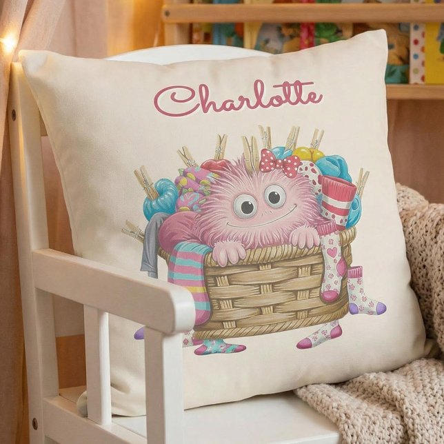 Söt rosa fluffig strumpocksmonster barn design kudde (Skapare uppladdad)
