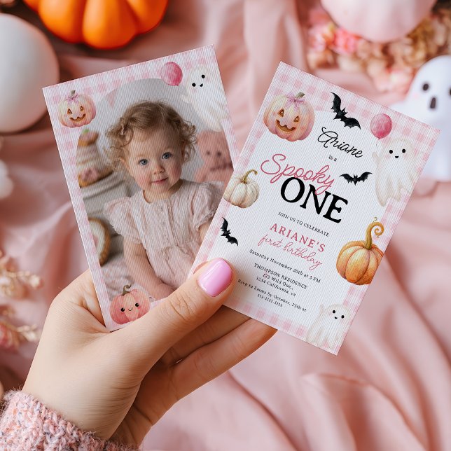 Söt rosa gingham spöklik ett födelsedagsfoto inbjudningar (Cute Pink Gingham Spooky One Photo First Birthday Invitation)