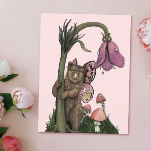 Söt rosa grizzlybjörnälva i skogslandet vykort