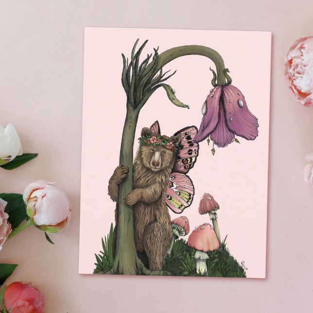 Söt rosa grizzlybjörnälva i skogsmark vykort (Skapare uppladdad)