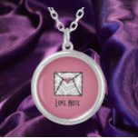 Söt Rosa Kärlek Note Heart Silverpläterat Halsband<br><div class="desc">Rosa och grått kärlek är hjärtklaffar med KÄRLEK NOTE i modern skrift.</div>