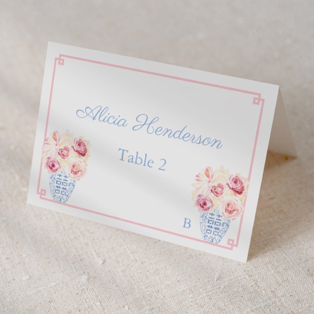 Söt Rosa och babyskor med blå Blommigt Placera kor Bordsnummer (Pretty pink and blue individual place card design featuring roses in ginger jar and greek key print)
