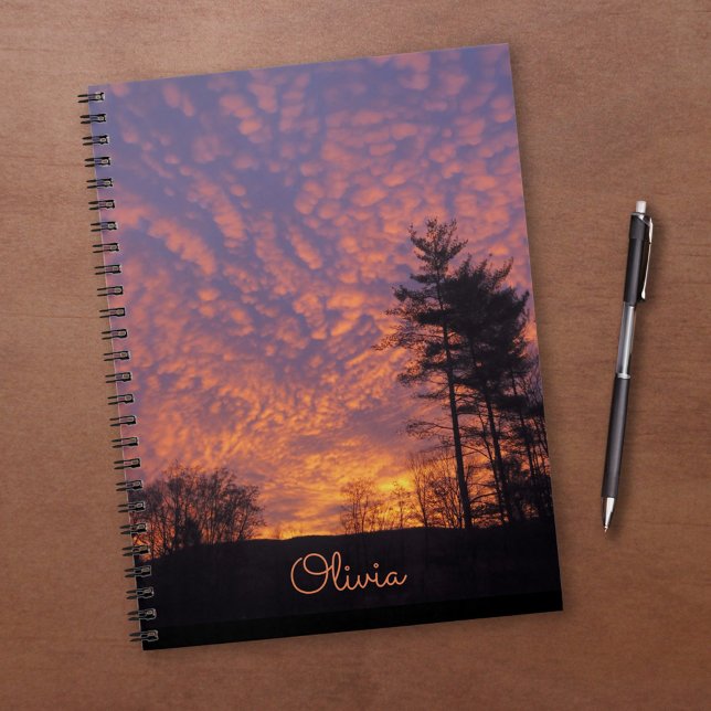 Söt Rosa Orange Clouds with Namn Sunrise Photo Anteckningsbok (Pretty Pink Orange Clouds with Name Sunrise Photo Notebook, in situ)