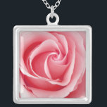 Söt Rosa ros Pendant Necklace Silverpläterat Halsband<br><div class="desc">Söt rosa ros på ett underbart sterling silver-halsband,  369. En underbar gåva till din brudens sida,  mor,  syster,  flickvän eller bästa vän. Finns i en mängd färg.</div>