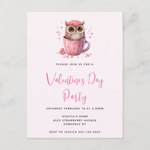 Söt rosa uggla i en kopp Valentinsfest Vykort