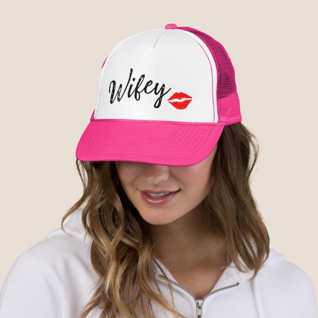 SÖT! 👰‍♀️ Rosa "Wifey"-hatt med kyssläppar – Söt Keps (In Situ)
