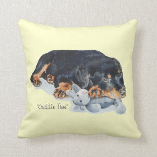 söt rottweiler-valp som kramar nallebjörn konst kudde