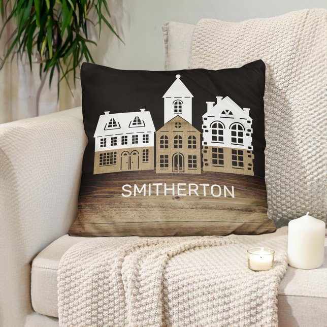 Söt rustik bondgård by svart vit jute kudde (Brown, black, and white rustic country village decorator pillow personalized with your name.)
