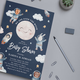 Söt rymdtema för träbaby shower med djur från skog inbjudningar