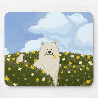 Söt Samoyed Hund i Fält av Gula Blommor (Blå) Musmatta