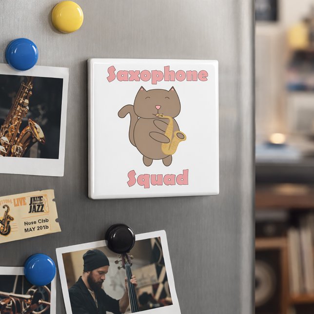 Söt saxofontrupp katt magnet (A funny magnet with a saxophone playing cat and the text Saxophone Squad in pink letters.)