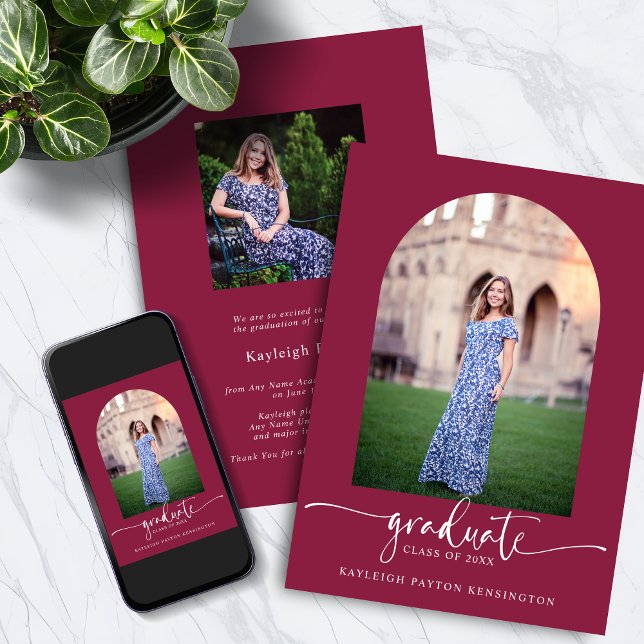 Söt Script Studenten Arch Photo Burgundy Inbjudningar (Pretty Script Graduation Arch Photo Burgundy Invitation)