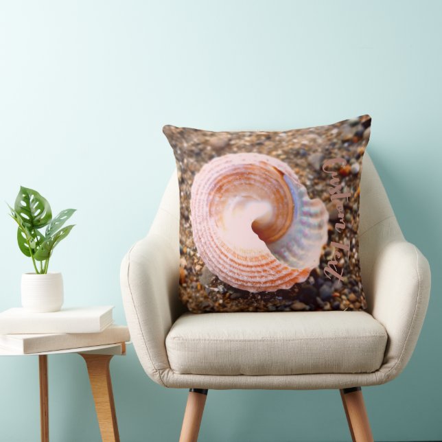 Söt Seashell på en Rocky Beach med Anpassningsbar  Kudde (Stol)