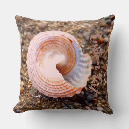 Söt Seashell på en Rocky Beach med Anpassningsbar  Kudde