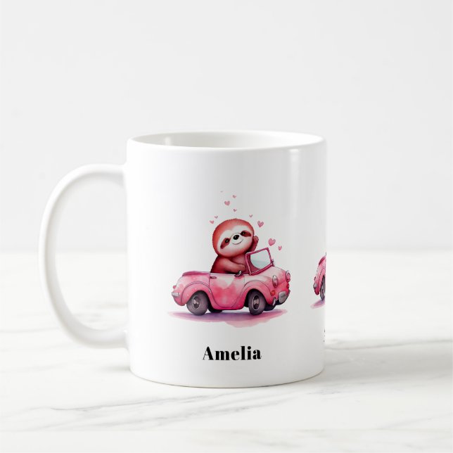 Söt sengångare som kör en rosa cabriolet kaffemugg (Vänster)
