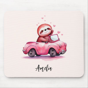 Söt sengångare som kör en rosa cabriolet musmatta