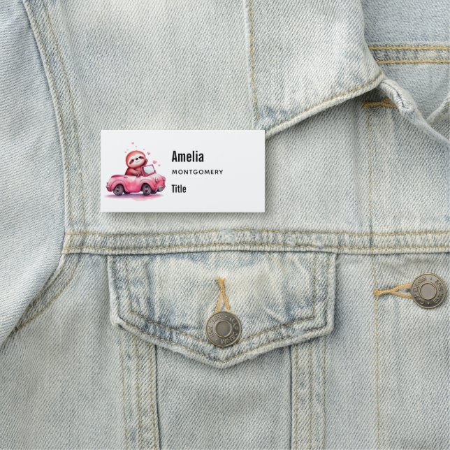 Söt sengångare som kör en rosa cabriolet namnbricka (På plats)