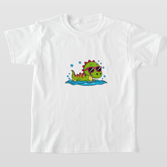 Söt seriefigur av dinosaurie som simmar med solgla t shirt (Laydown)