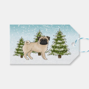 Söt seriehund av fawn-mops i snöig vinter skog presentetikett