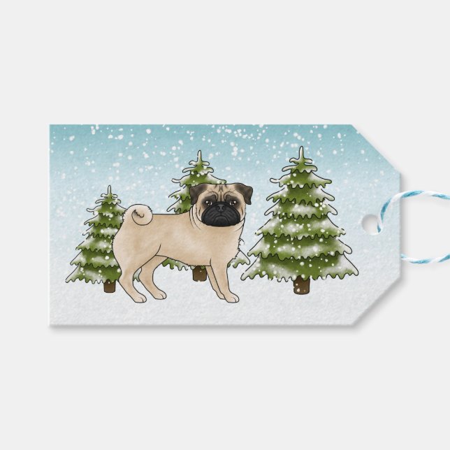 Söt seriehund av fawn-mops i snöig vinter skog presentetikett (Framsidan (Horisontell))