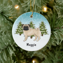 Söt seriehund av Fawn Pug-ras i blå vinterskog