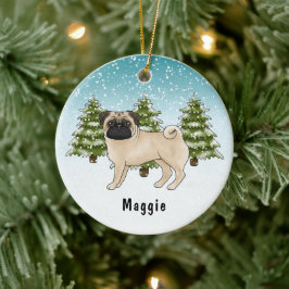 Söt seriehund av Fawn Pug-ras i blå vinterskog Julgransprydnad Keramik