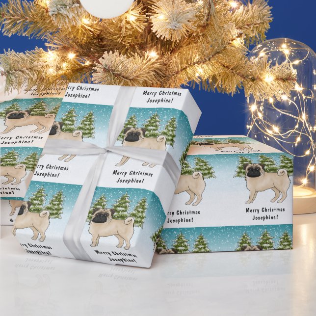 Söt serieteckning av fawn-pug i snöig vinter skog presentpapper (Helgdagar)