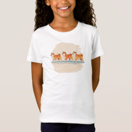 Söt shiba inu som går i t-shirt på rad