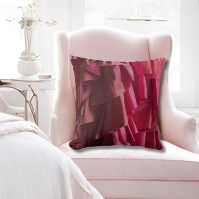 Söt Shock rosa Silke Ruffles Mönster Modern Kudde (Glam up your bedroom or feminine space with this hot pink ruffles pattern modern throw pillow!)