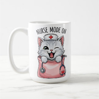 Söt sjuksköterskekatt i fickan kaffe kaffemugg