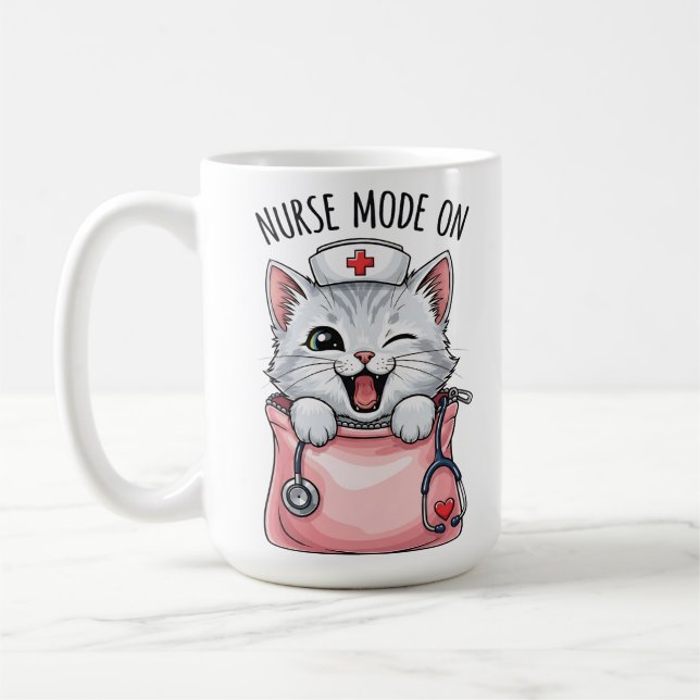 Söt sjuksköterskekatt i fickan kaffe kaffemugg (Vänster)