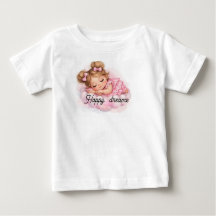 Söt sovande babyflicka på rosa moln konst