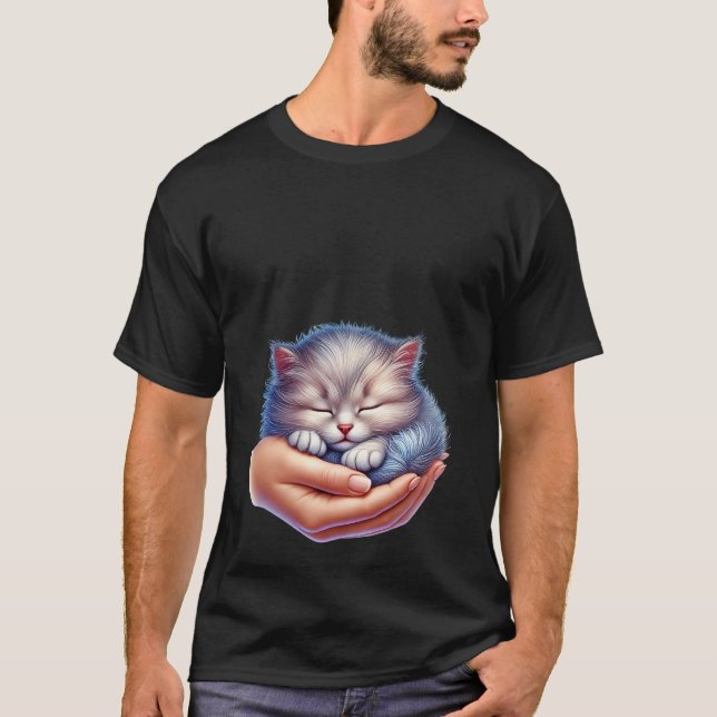 Söt sovande grå kattunge i handen Liten katt ✨🐾💤 T Shirt (Framsida)