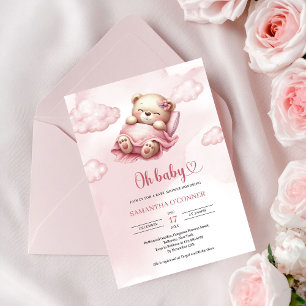 Söt sovande teddybjörn i rosa himmel med moln inbjudningar