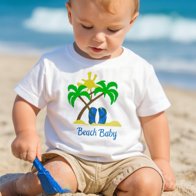 Söt strandbebis  t shirt (a toddler playing in the sand with a small blue shovel, wearing a white crewneck short-sleeve tee-)