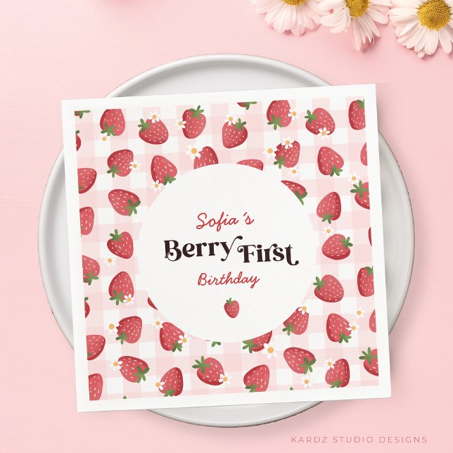 Söt Strawberry Berry Första Födelsedag Pappersservett (This personalized napkins have the size or a cocktail paper napkin. Perfect for a sweet birthday.)
