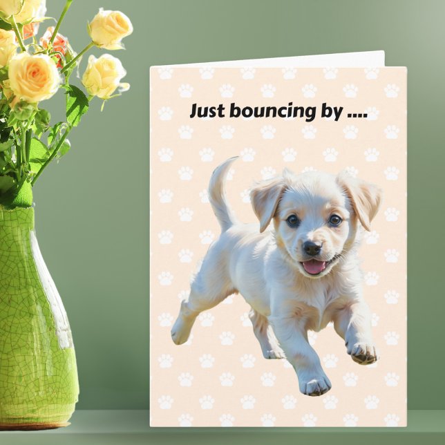 Söt studsande valp med tassavtryck för att bli fri kort (A Get Well card with cute puppy picture and 'Just bouncing by' on a peach background with paw prints)