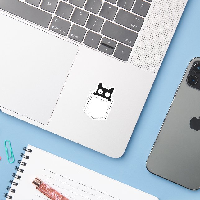 Söt svart katt kikande ur ficka dekal (Laptop med iPhone)