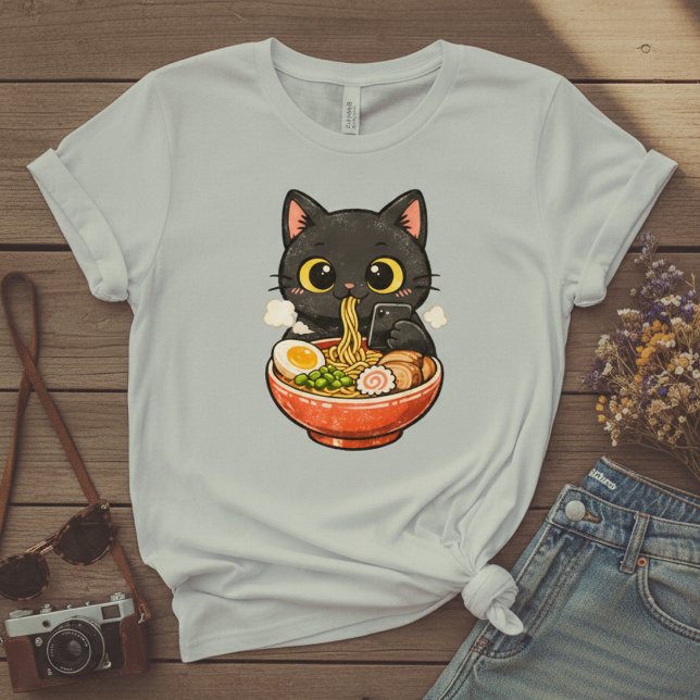 Söt svart katt som äter Ramen & textar T-shirt (Skapare uppladdad)