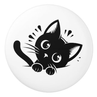 Söt svart katt som tittar knopp