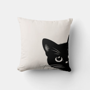 Söt svart katt som tittar kudde