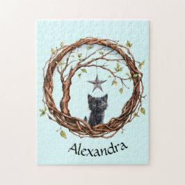 Söt svart kattunge som tittar på en stjärna pussel