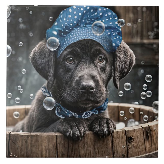 Söt svart labrador-valp i spa bubbelbad kakelplatta (Framsidan)